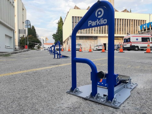 Automatyczna blokada parkingowa Parklio Zeus X sterowana aplikacją bluetooth