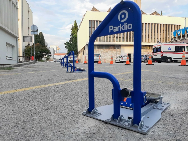 Automatyczna blokada parkingowa Parklio Zeus X sterowana aplikacją bluetooth